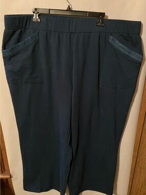 Dark green wide legged cropped casual pants by LOGO 2X